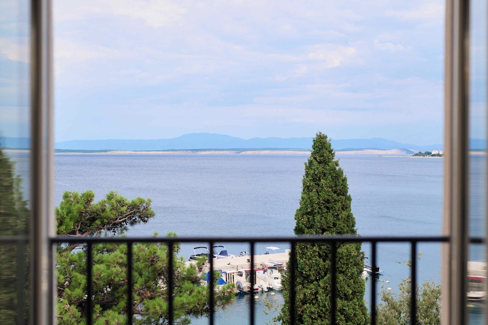 Family Room 2+2 with Sea View - Photo 10