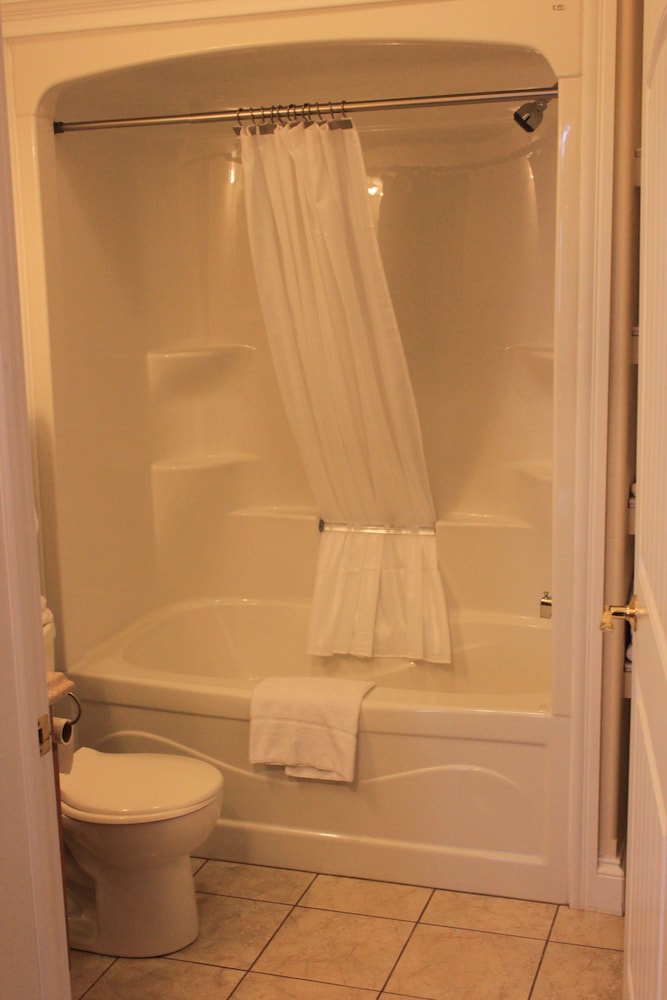 Revere Executive Suites 3 (One Bedroom Suite) photo 2