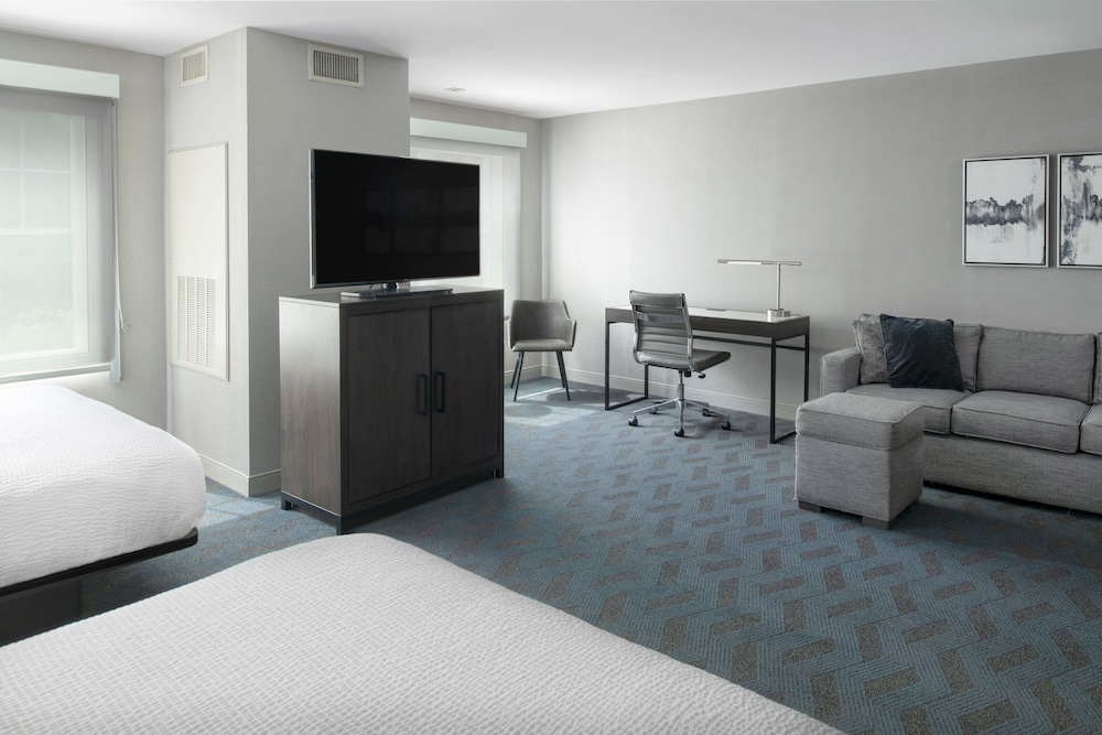 Studio, 2 Queen Beds (Mobility/Hearing Access, Roll-In Shwr) photo 2