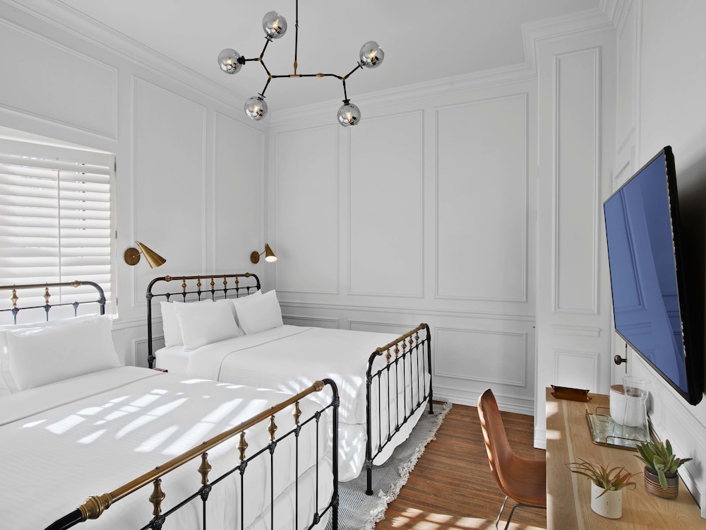 Deluxe Room, 2 Queen Beds thumbnail 5