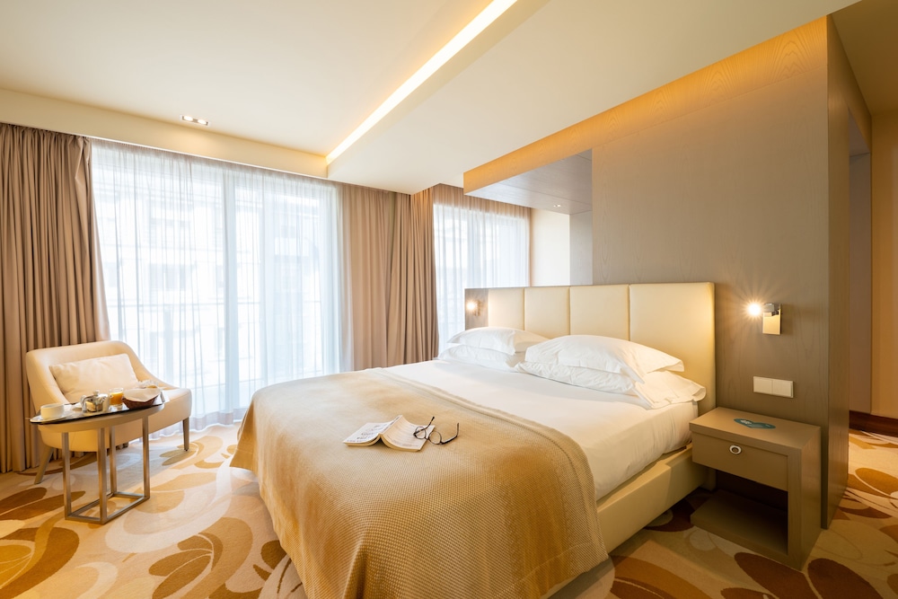 Deluxe Double Room (with extra bed 2 adults and 1 kid)