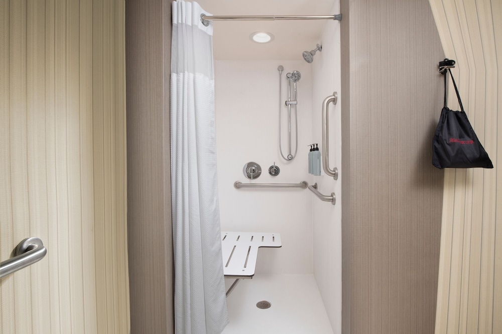 Room, 2 Queen Beds (Mobility Accessible, Transfer Shower)