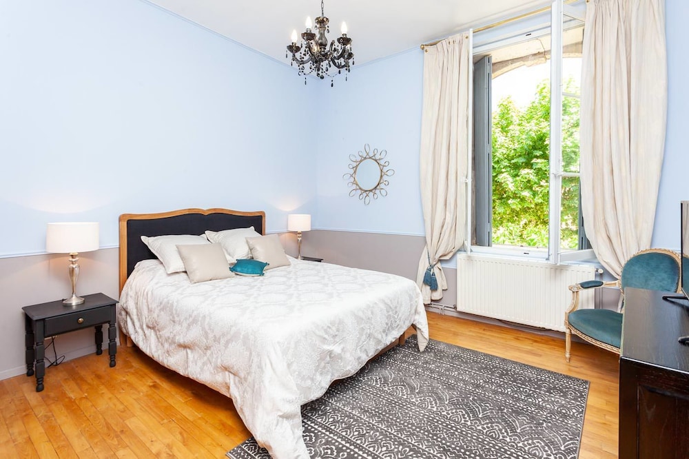Deluxe Double Room (Taupe) photo 1
