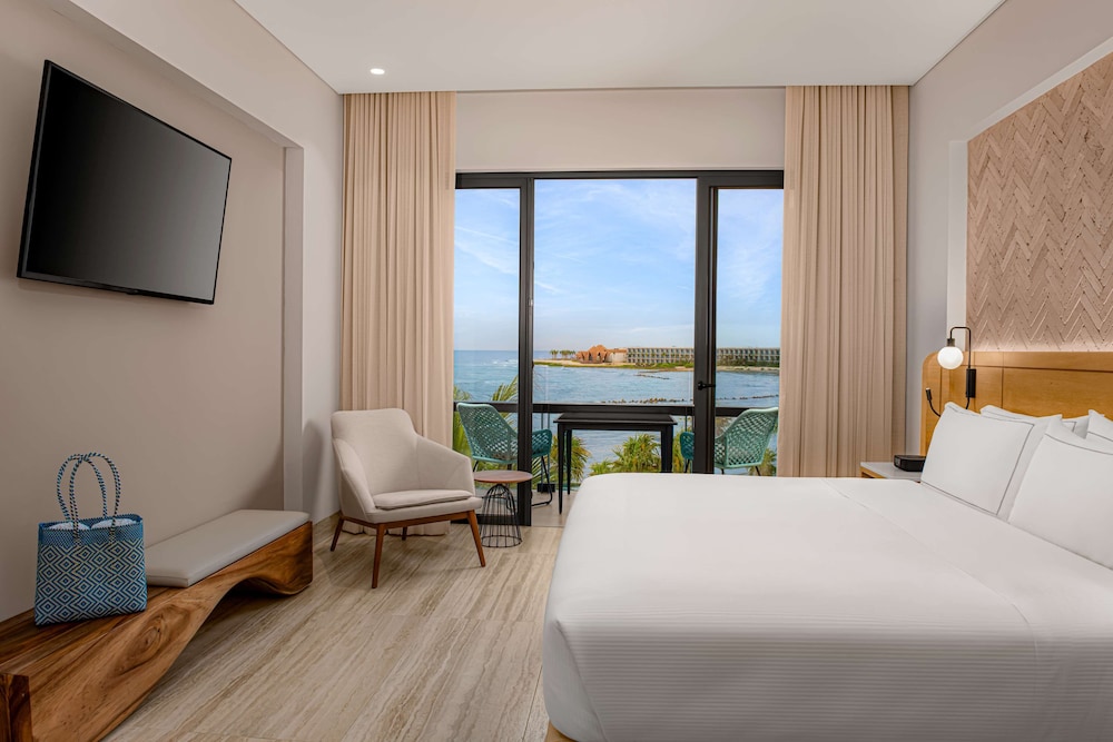 Club Suite, 1 King Bed, Ocean View - Photo 1