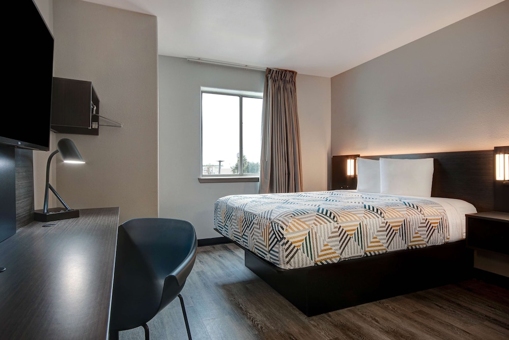 Premium Room, 1 Queen Bed, Non Smoking, Kitchenette