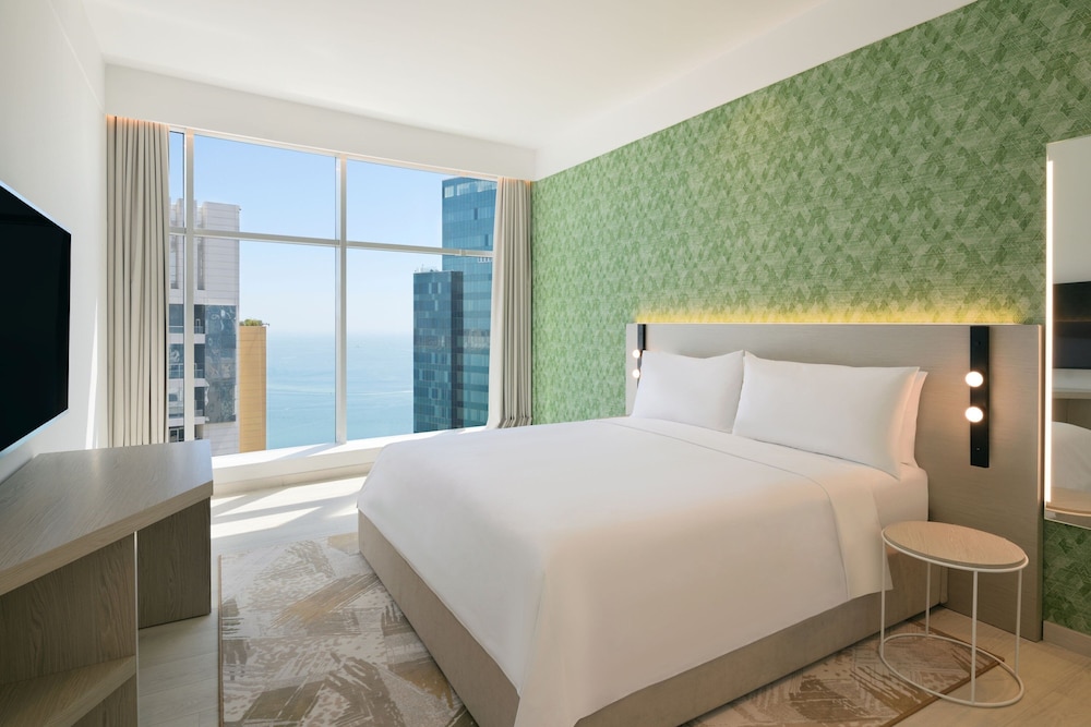 Studio, 1 King Bed, Partial Sea View - Photo 2