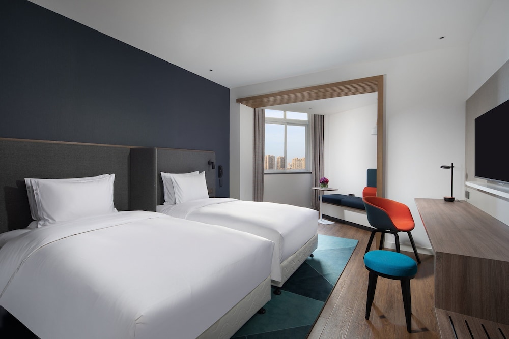 Standard Room, 2 Twin Beds, City View - Photo 1