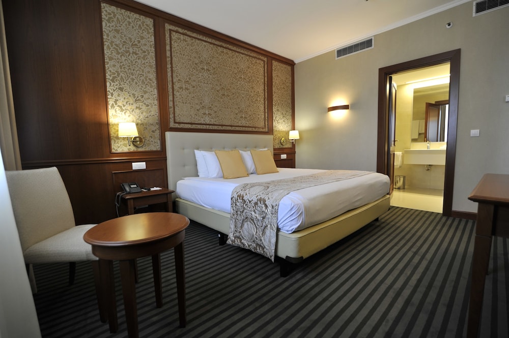 Suite, 1 King Bed, Non Smoking - Photo 5