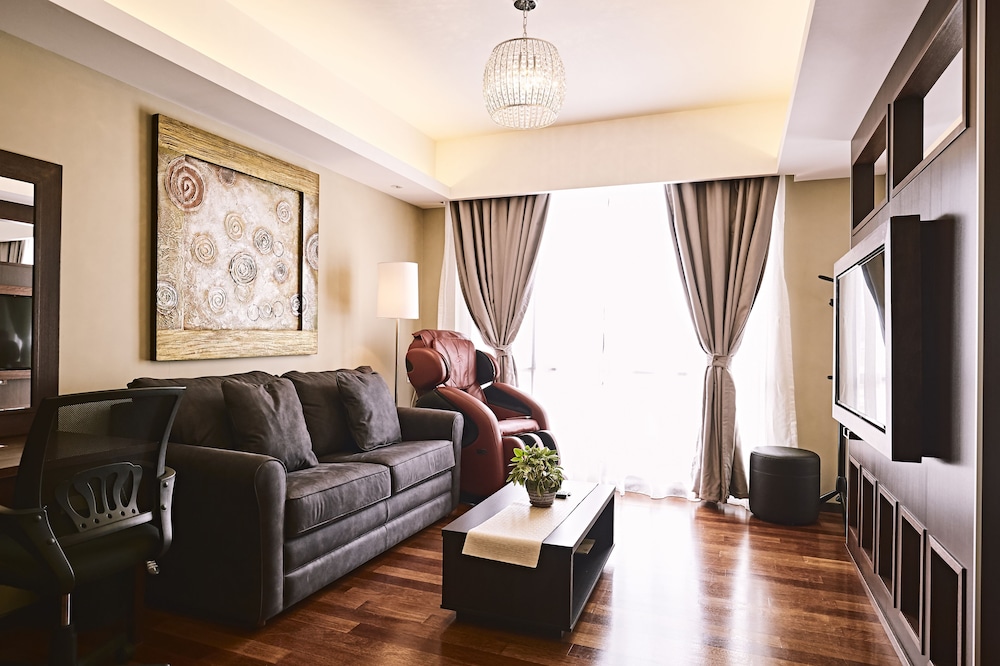 Signature Suite, 1 King Bed, City View photo 3