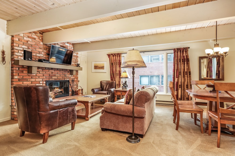 Deluxe Condo, 2 Bedrooms, Hot Tub (Chateau Chaumont 8)