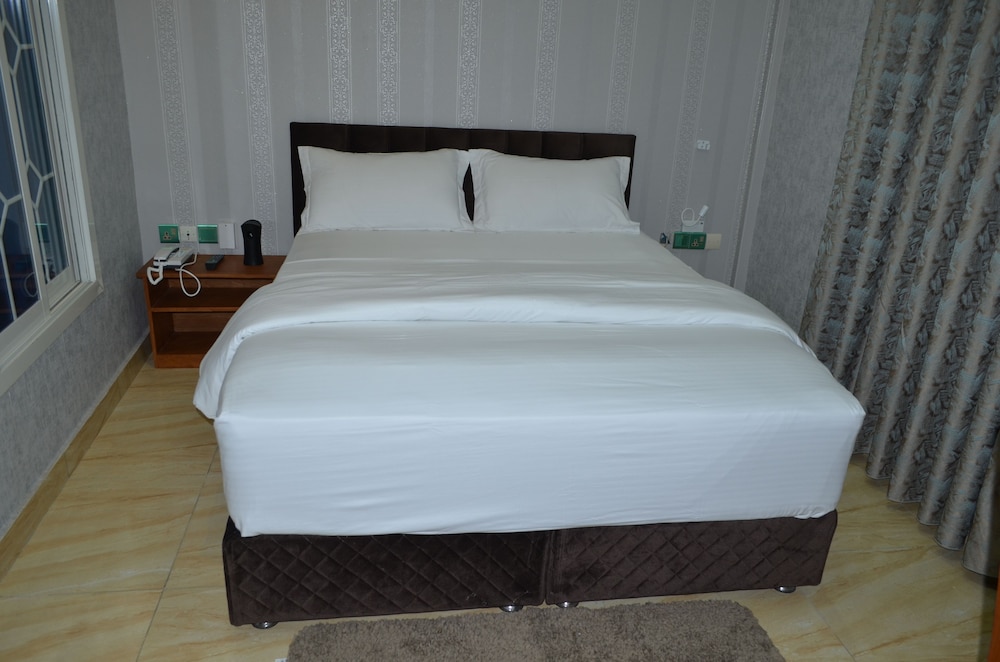 Junior Suite, 1 King Bed, Non Smoking, City View photo 2