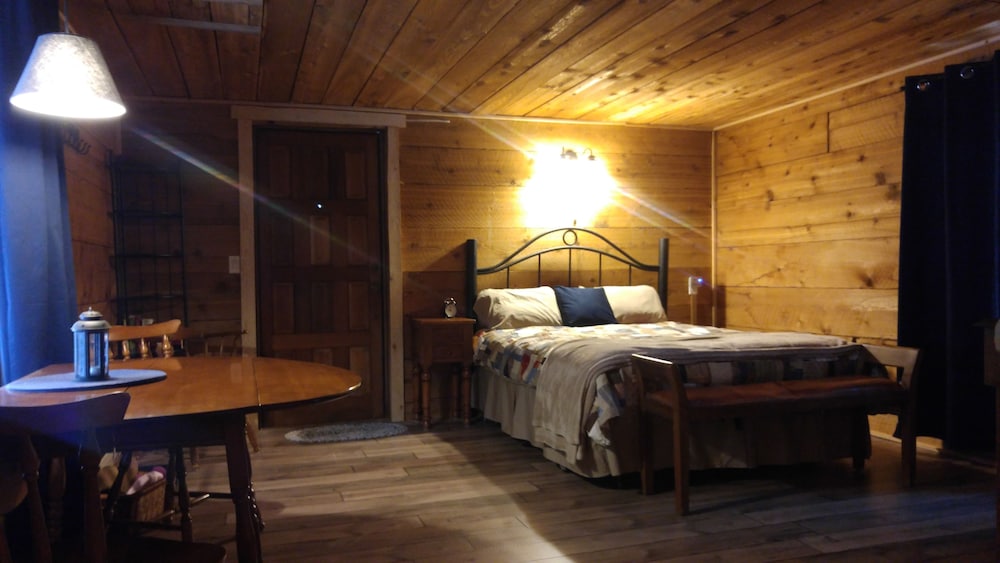 Cedar or Alder Cabin - 1 Queen Bed photo 2
