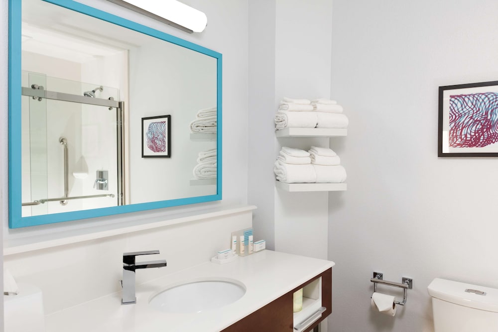 Room, 1 King Bed, Bathtub - Photo 2