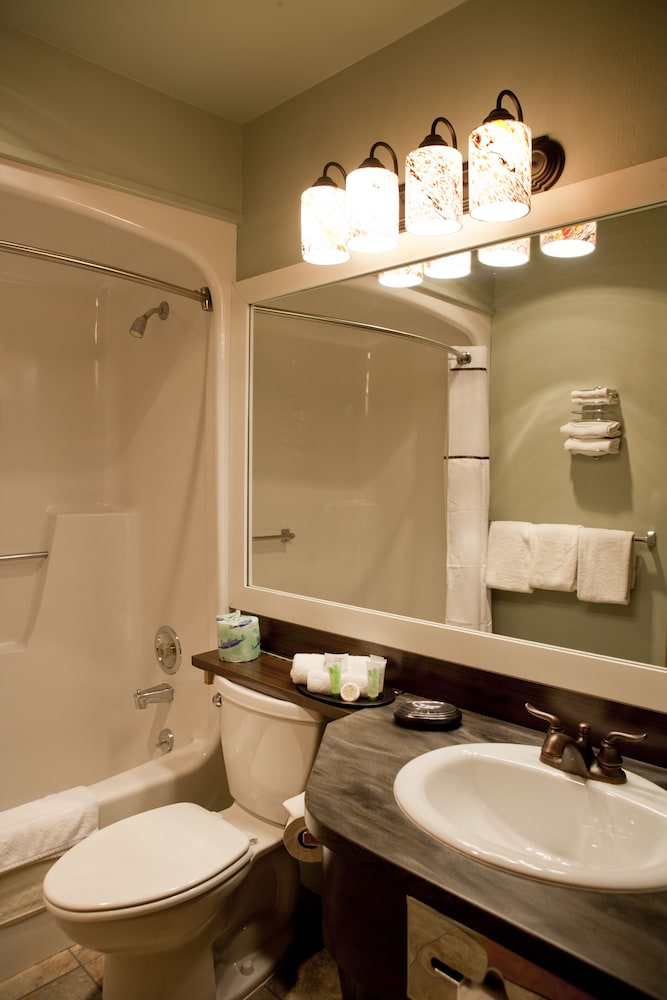 Signature Room, 1 Queen Bed, Refrigerator & Microwave photo 3