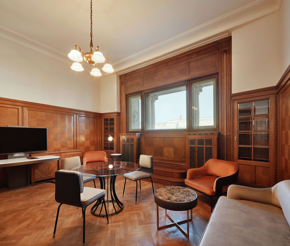 Suite, 1 Bedroom (King Bed, Historical) thumbnail 5