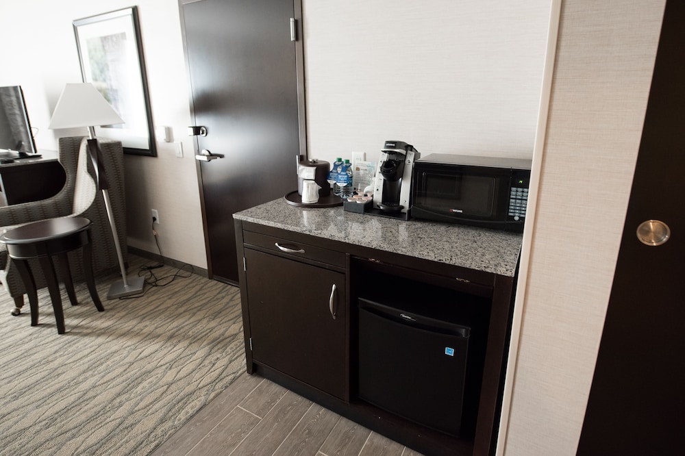 Room, 2 Queen Beds, Accessible, Bathtub photo 3