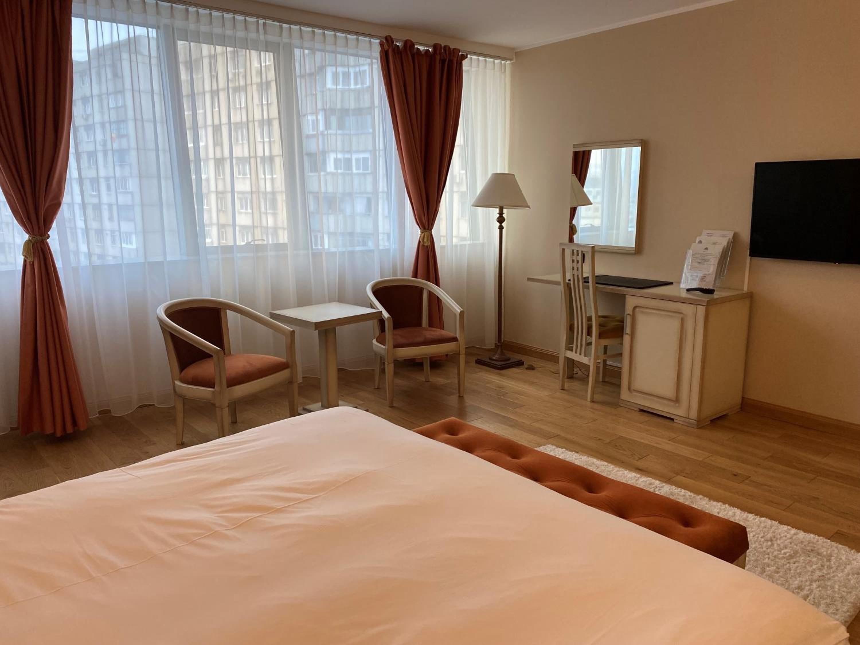 Double or Twin Room with Spa Access - Photo 11