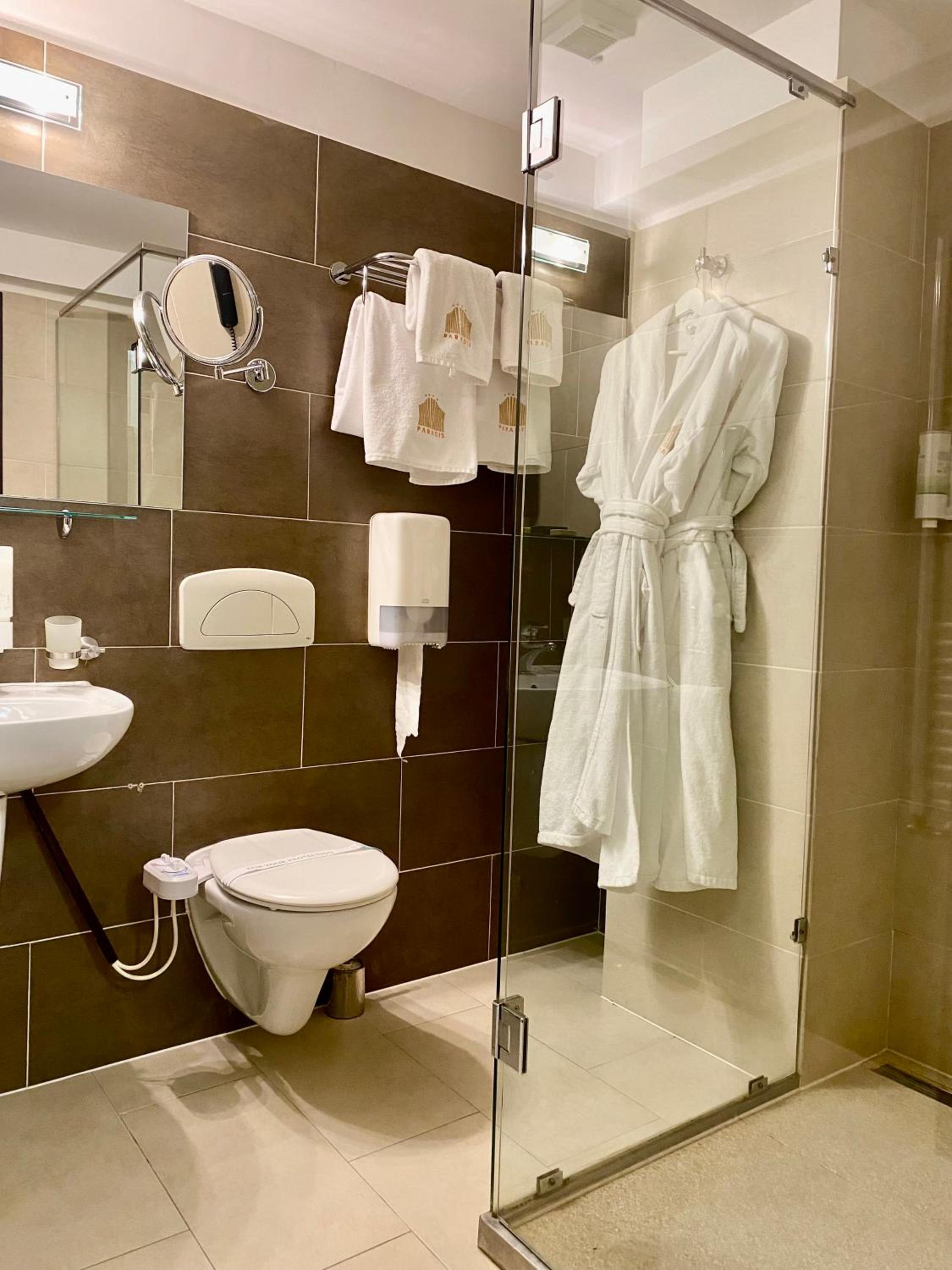 Double or Twin Room with Spa Access - Photo 9