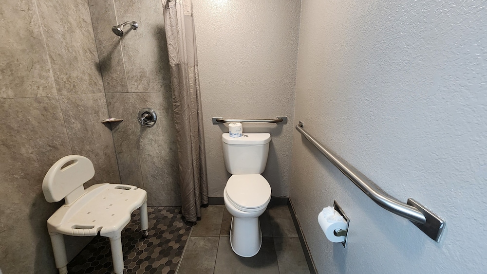 Deluxe Room, 1 Queen Bed, Accessible, Smoking photo 3