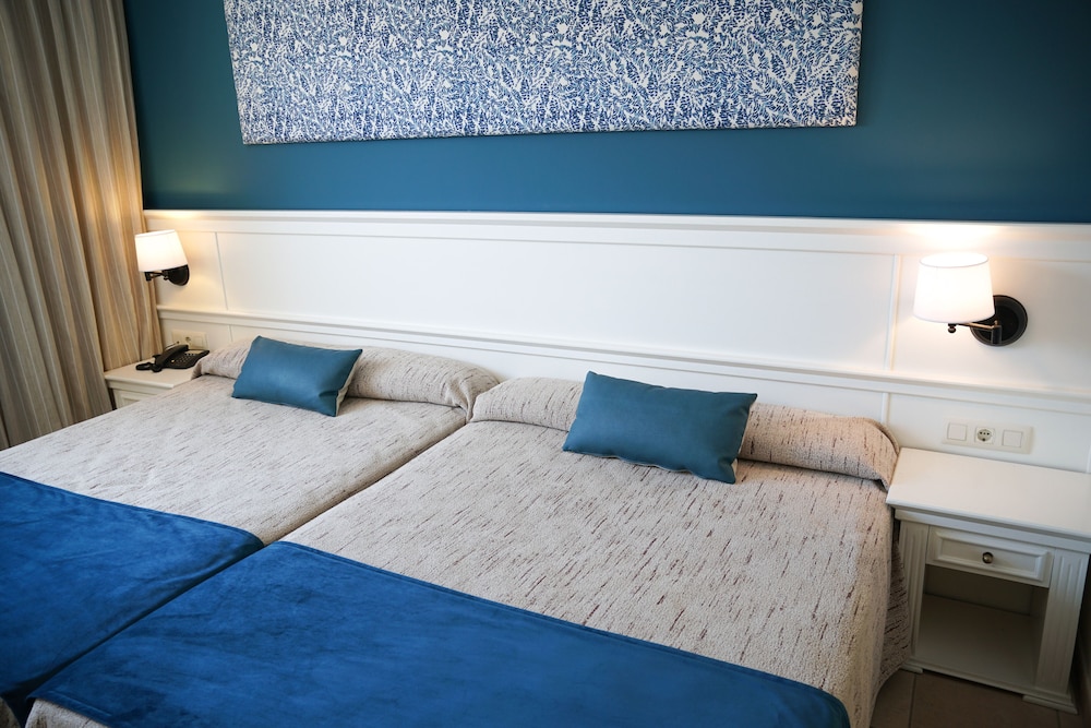 Triple Room (3 adults) Triple Room (3 adults)