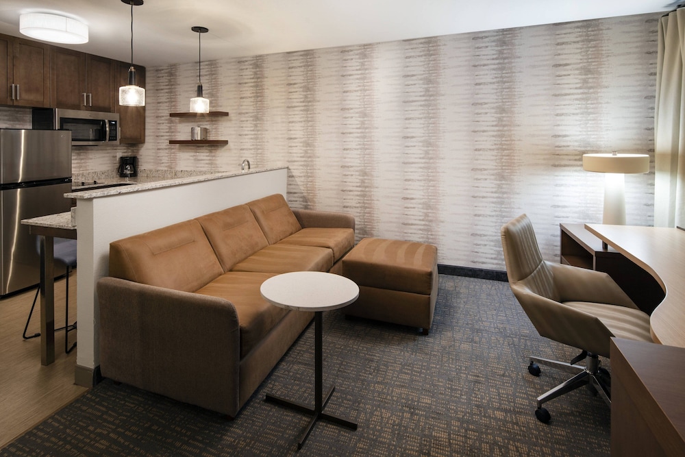 Suite, 1 Bedroom (Mobility/Hearing Access, Roll-In Shwr) photo 3