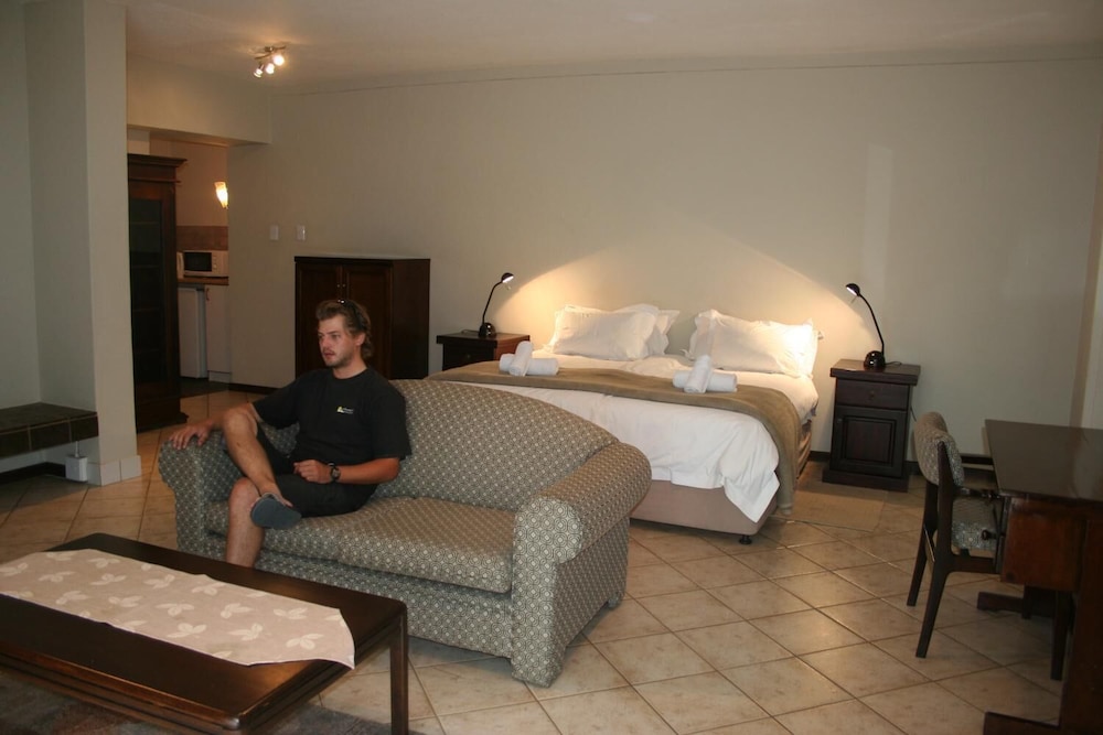 Room Queen size bed photo 3