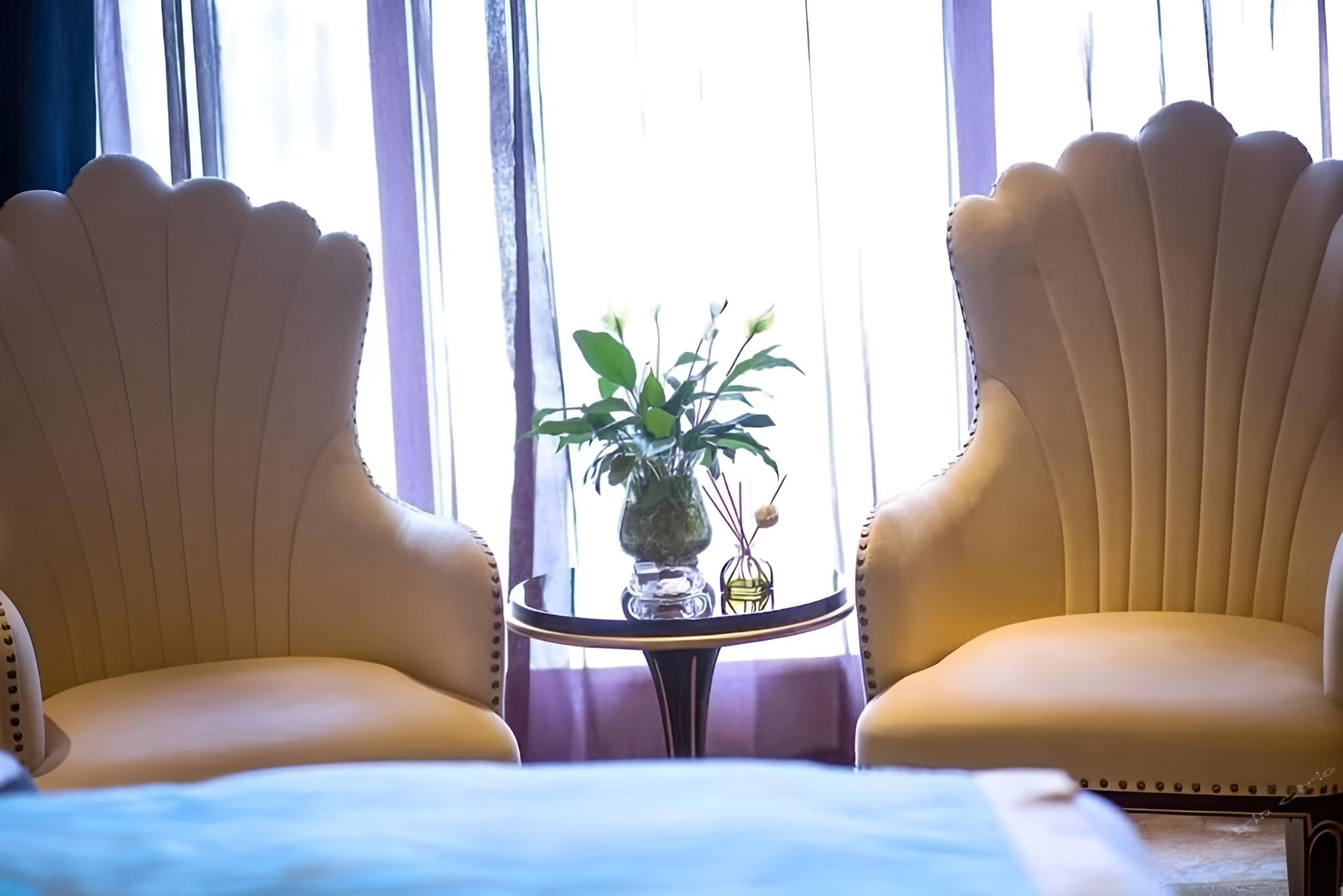Suite, 1 King Bed, Smoking photo 2