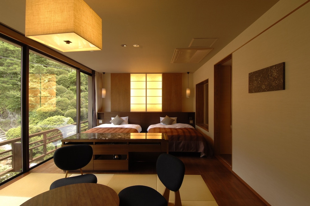 Semi-Suite Japanese Western Style Room photo 2