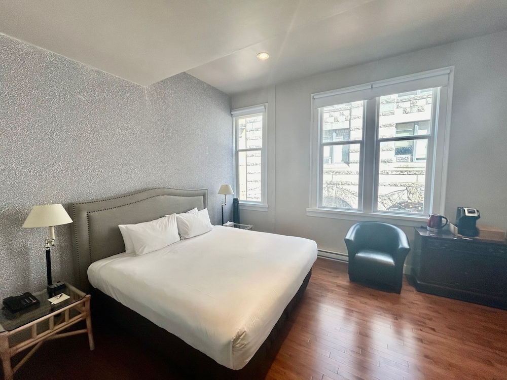 Premium Room, 1 King Bed, City View - Photo 3