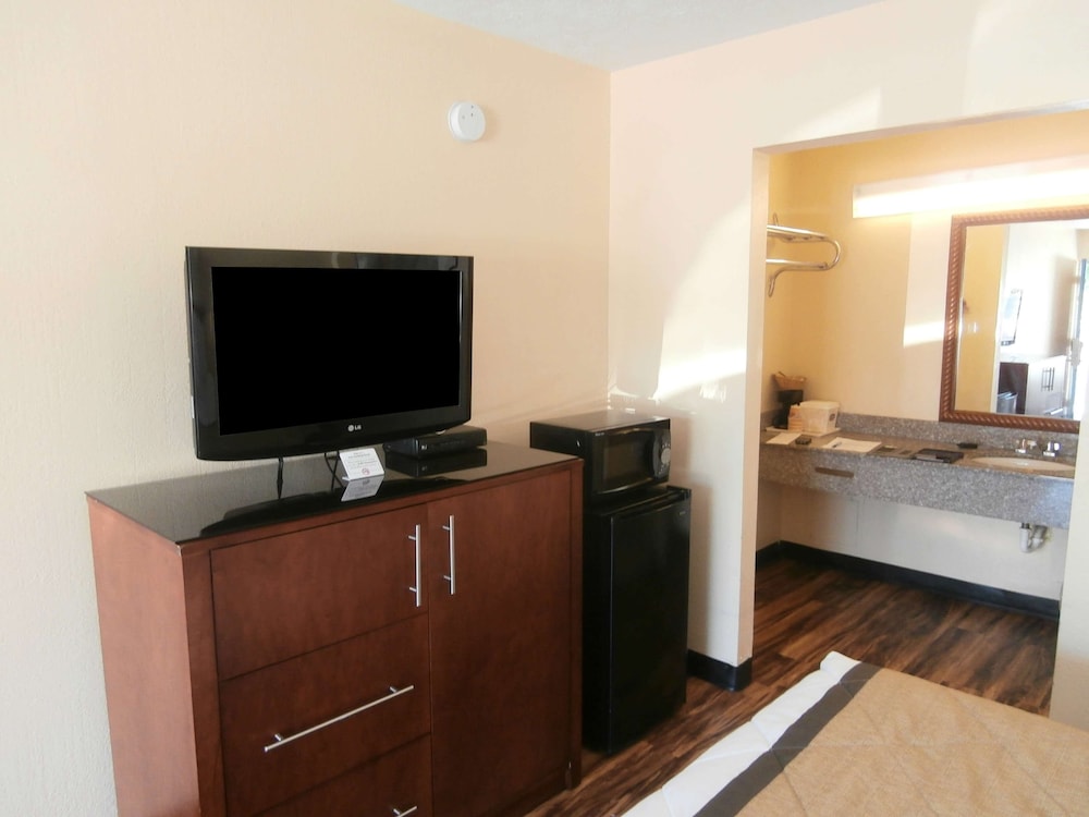 Room, 1 King Bed, Accessible, Non Smoking - Photo 4