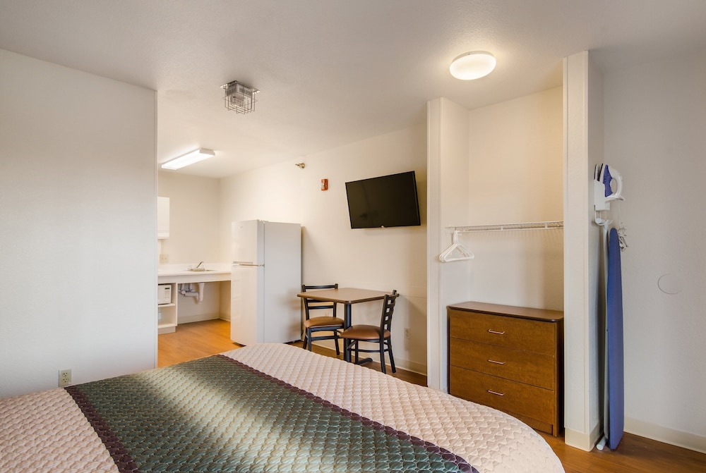 Studio, 1 Queen Bed, Accessible, Non Smoking (Roll-In Shower) - Photo 5