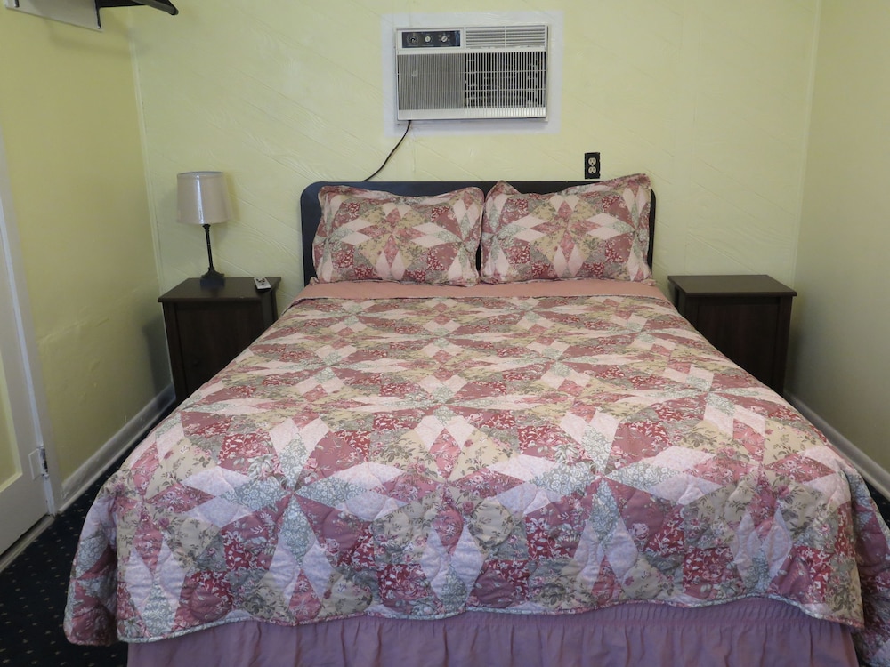 Economy Room, 1 Queen Bed, Accessible, Ground Floor photo 3