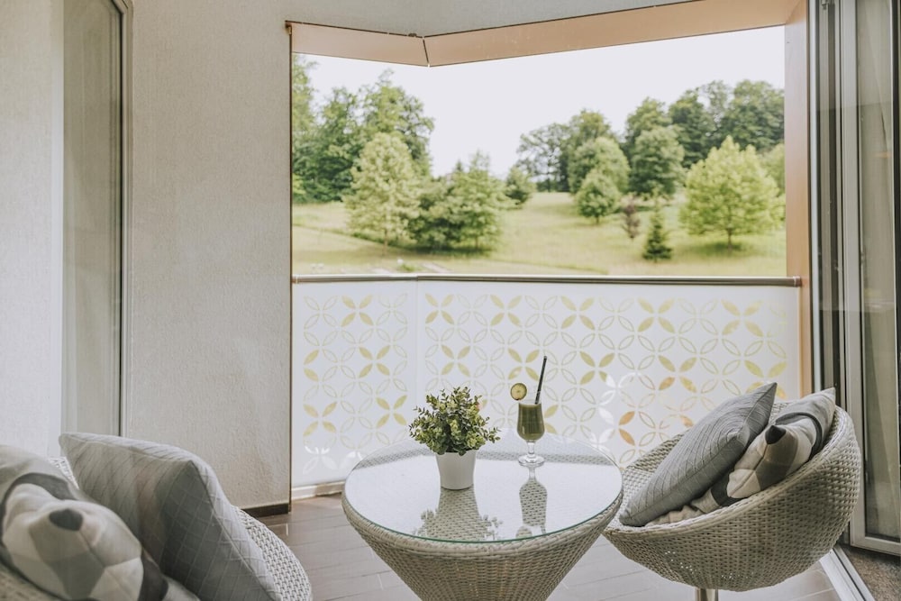 Deluxe Suite with Balcony - Photo 4
