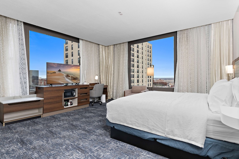 Room, 1 King Bed, Refrigerator, City View