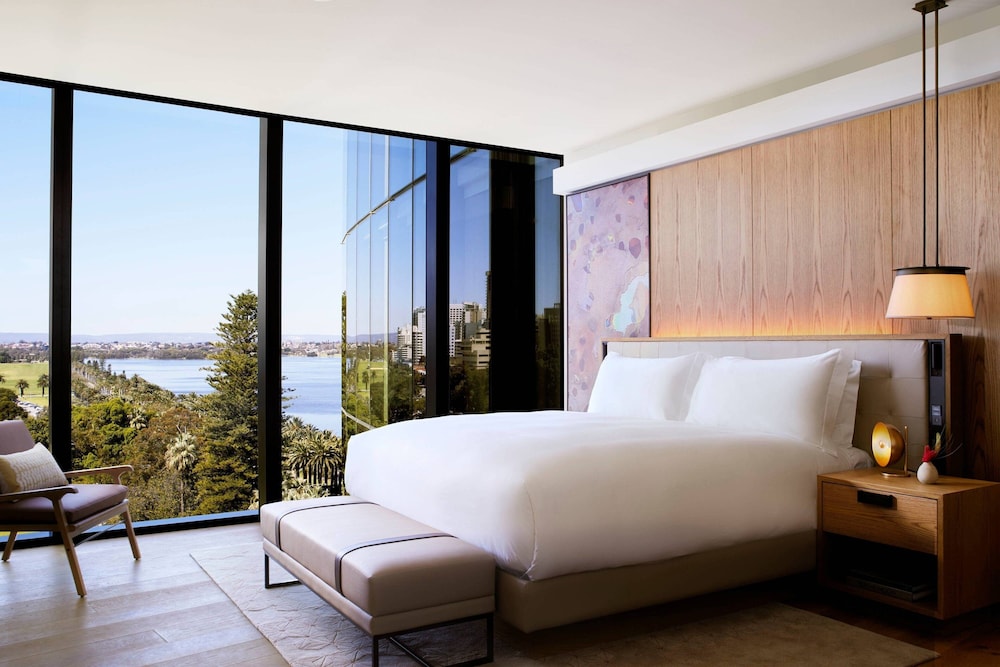 Langley Park View, 1-Bedroom Suite, 1 King Bed thumbnail 5