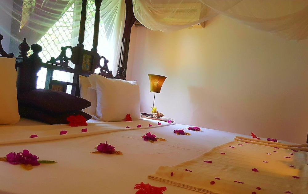 Honeymoon Suite, 1 King Bed, Smoking, Partial Ocean View photo 3