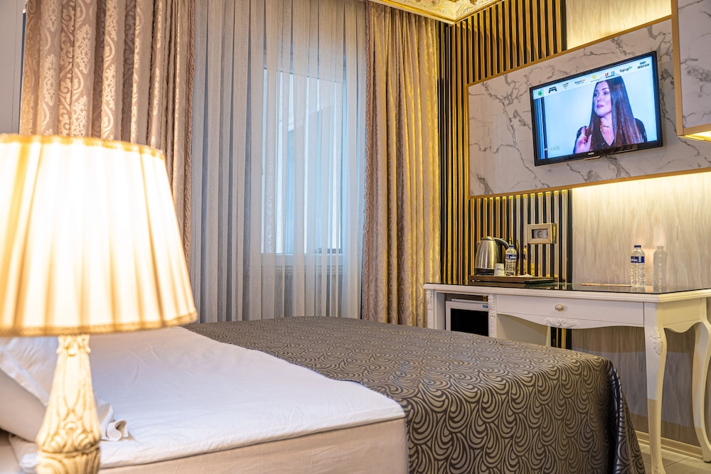 Deluxe Room, 1 King Bed, City View photo 2