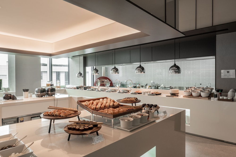 Family Twin Room (with Breakfast for 3)