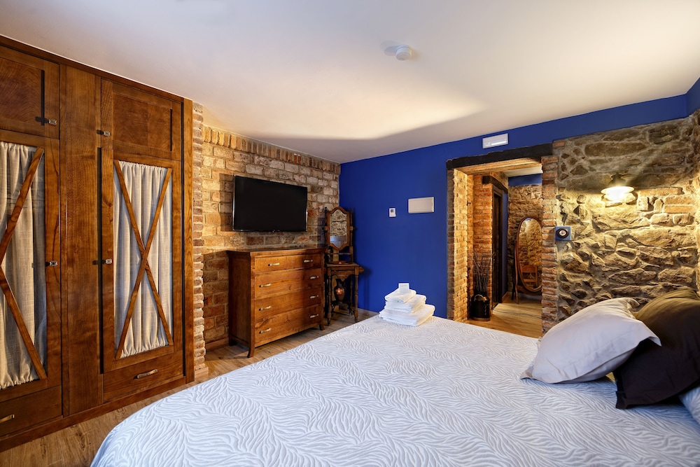 Standard Double Room, 1 King Bed photo 3