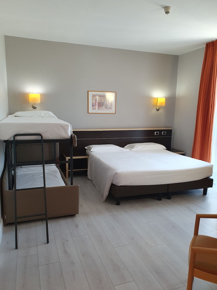 Deluxe Quadruple Room - Photo 7