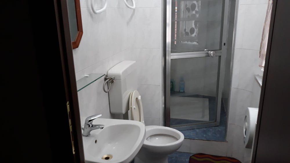 Double Room, 1 Queen Bed, Private Bathroom photo 3