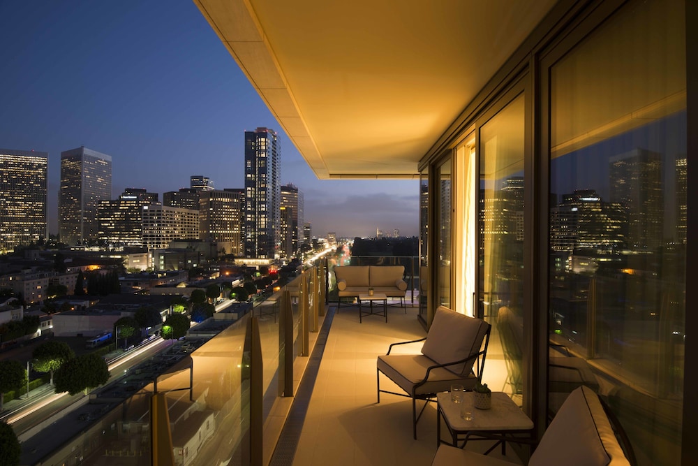 Junior Suite, 1 King Bed, Corner (Hearing, Deluxe, High Floor)