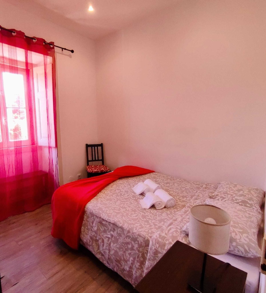 Classic Apartment, 2 Bedrooms, Terrace, Courtyard Area (Estrada Macieira 6)