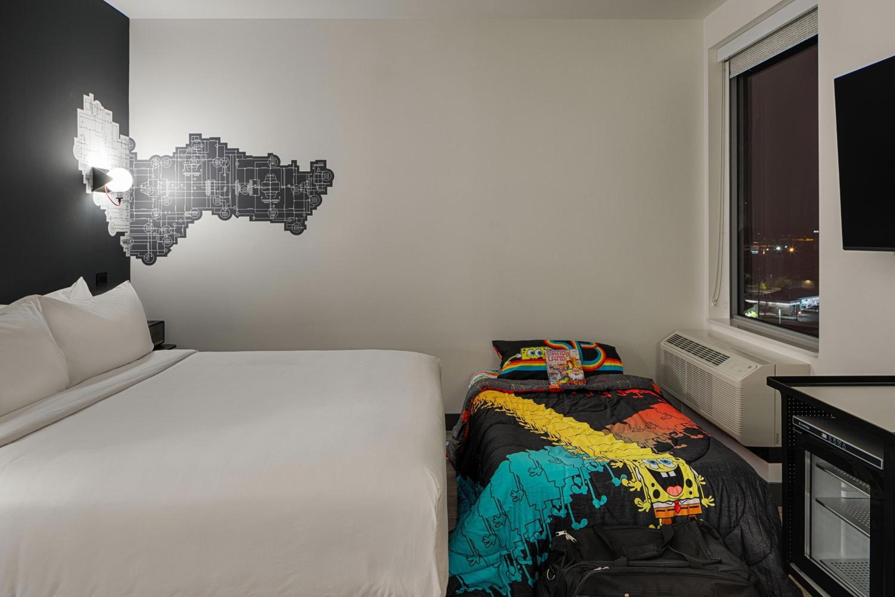 King Room with Roll-in Shower - Mobility and Hearing Accessible - Photo 3