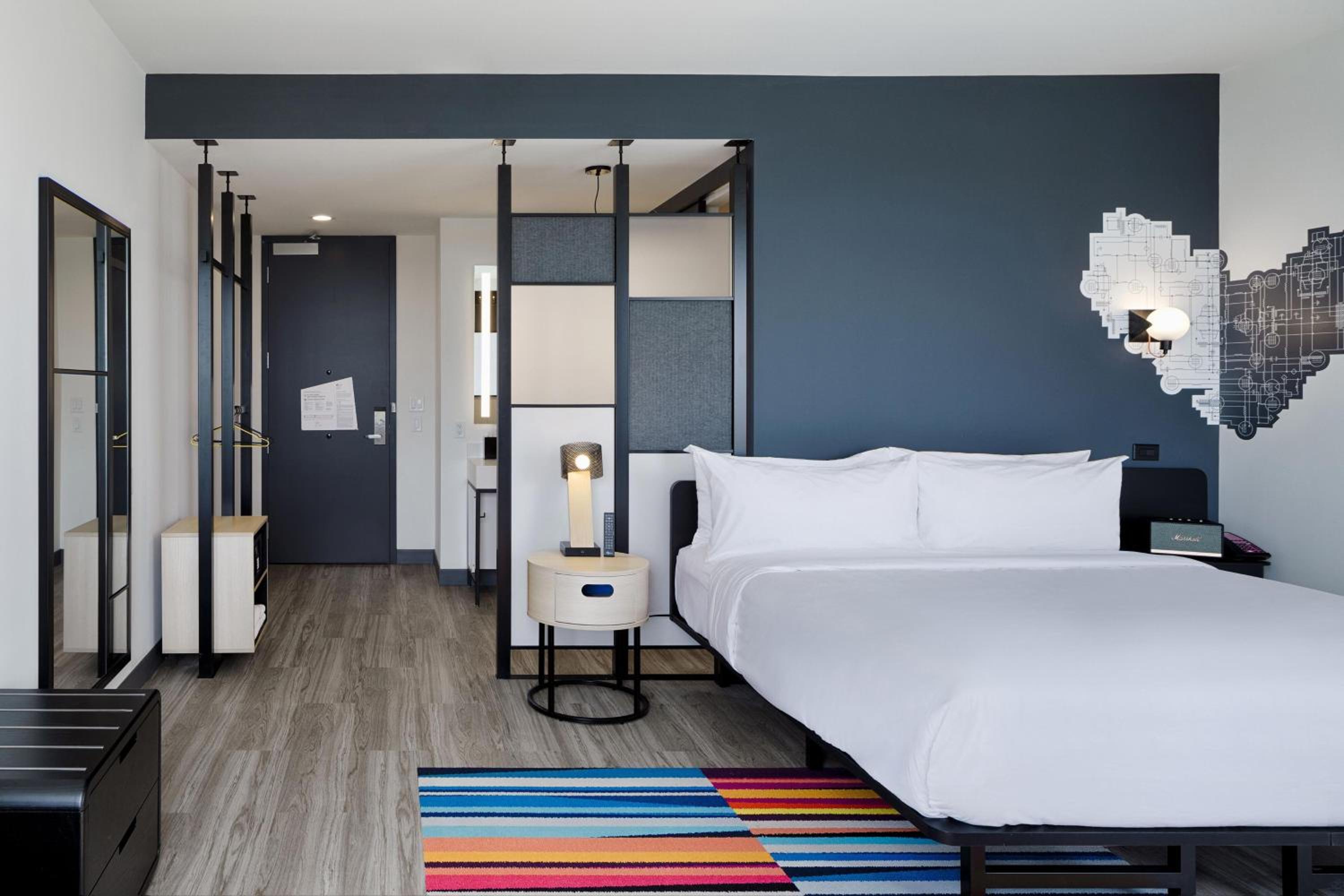 King Room with Roll-in Shower - Mobility and Hearing Accessible - Photo 5