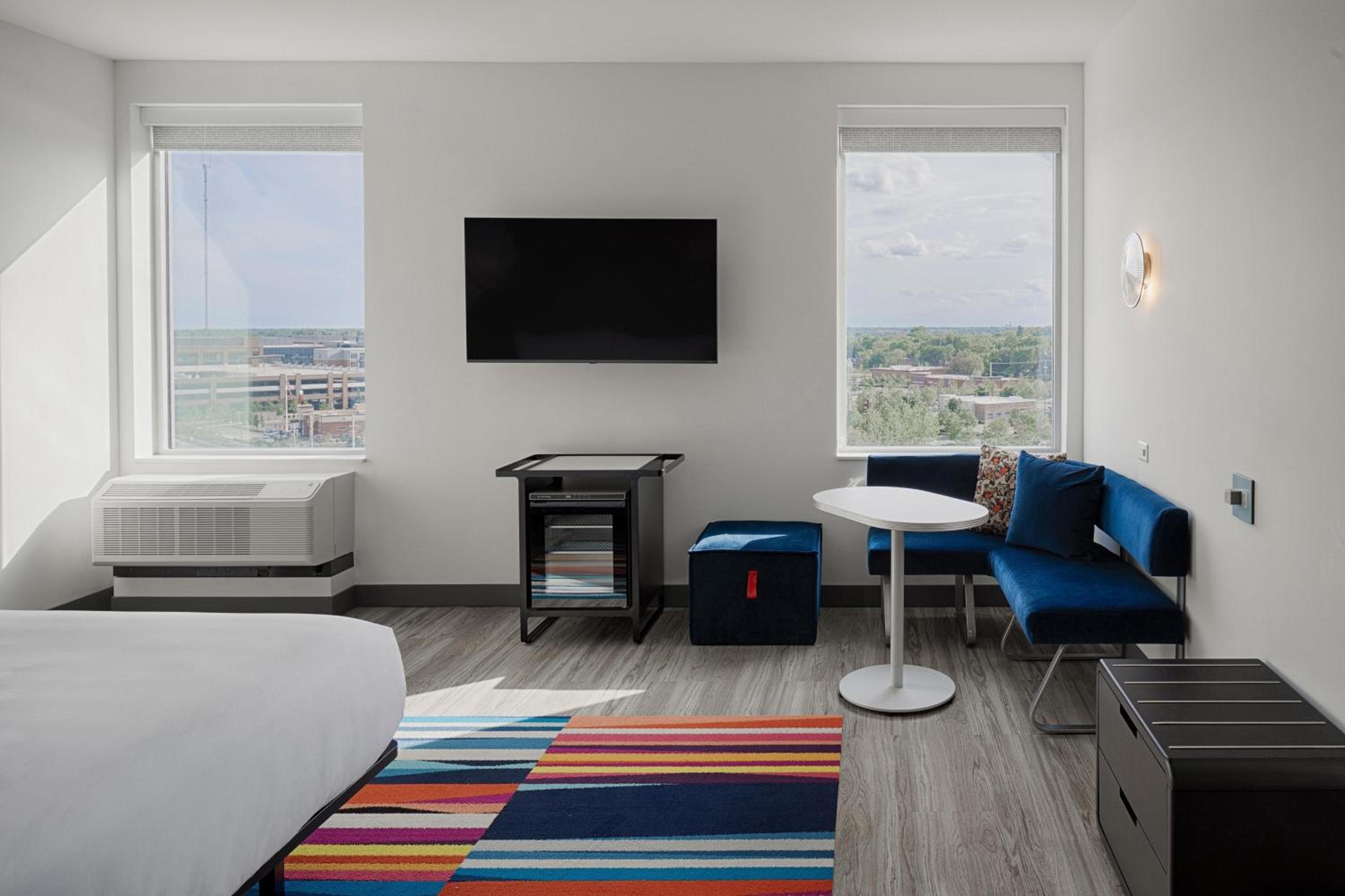 King Room with Roll-in Shower - Mobility and Hearing Accessible - Photo 4