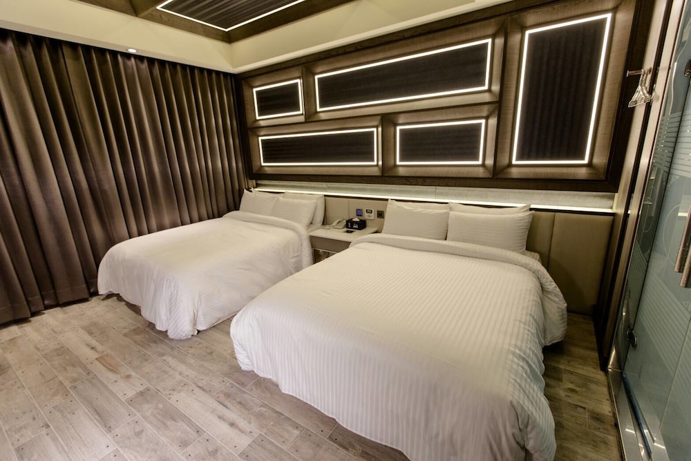 Family Twin Room, 1 Bedroom, Jetted Tub (with karaoke) photo 2