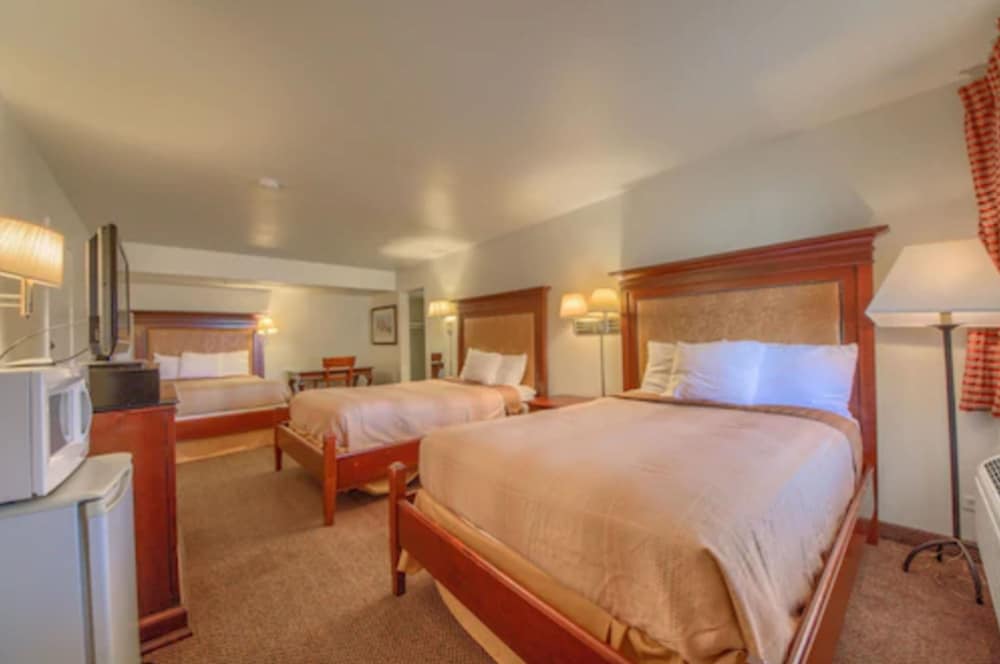 Standard Room, Smoking (3 Double Beds) photo 3