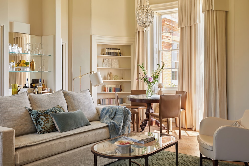 Suite (The Grove) photo 3
