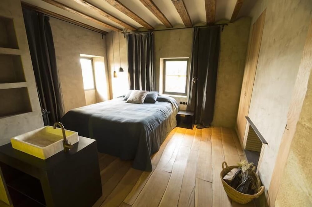 Double Room, 1 King Bed (ER1) photo 2